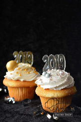 Welcome the New Year with a one of these beautifully decorated cupcakes in your hand! Yum!