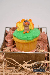 Your guests will sure gobble up these clever buttercream cupcakes.