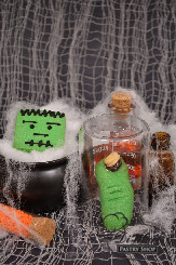 These frightening cookies are sure to make an horror fan go wild. Frankenstein Face is a shortbread cookies topped with icing; the Finger cookie a shortbread cookie with raspberry jam and topped with a nut.