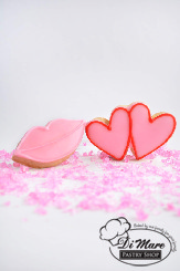 Iced shortbread cookies shaped as cute lips or hearts, for your sweethearts.