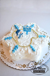 Topped with buttercream this Snowflake cake can have chocolate or vanilla cake inside.