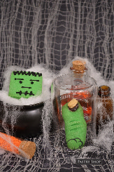 These frightening cookies are sure to make an horror fan go wild. Frankencookie Face is a shortbread cookies topped with icing; the Finger cookie a shortbread cookie with raspberry jam and topped with a nut.