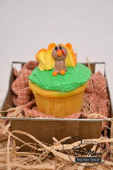 Your guests will sure gobble up these clever buttercream cupcakes.
